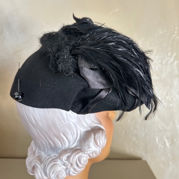 SPLENDID 1940s\' BLACK HAT WITH ROOSTER FEATHERS, SATIN BANDS, HAT PIN + VEILING main image 4